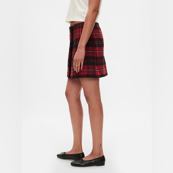 GAP Dresses & Skirts - GAP Red and Black Plaid Mini Skirt